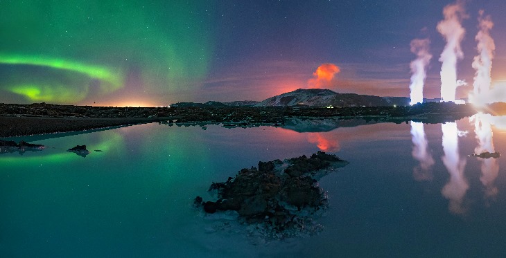 Fagradalsfjall volcano erupting, Northern Lights and pillars of steam rising from the Blue Lagoon for Slider - Eindtijdnieuws.com Fagradalsfjall volcano erupting, Northern Lights and pillars of steam rising from the Blue Lagoon for Slider