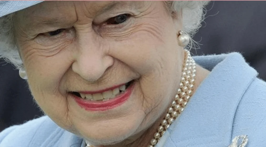 Queen Elisabeth with reptilian eye