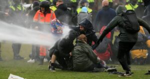 waterkanon tegen demonstranten Nederland - geweld door de politie zelf