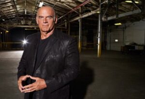 Jesse Ventura is a Freemason - making triangle hand signal