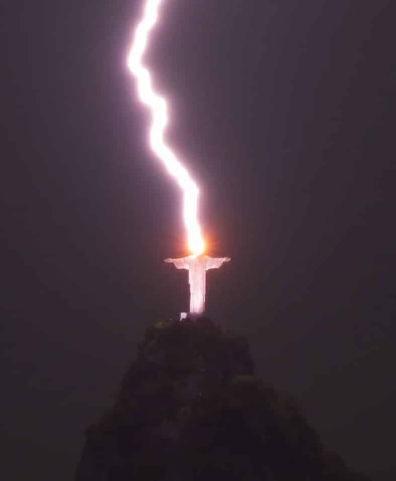 Rio the Janeiro, Brazil - Idol statue 'Jesus the redeemer' struck by lightning 10-2-2023