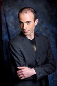 Freemason Yuval Noah Harari - one eye symbolism and Masonic posture