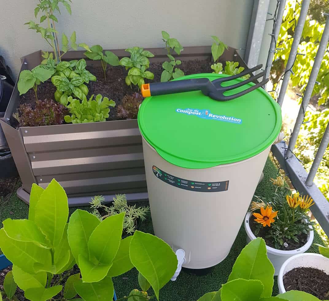 Bokashi indoors but also outdoors for living soil