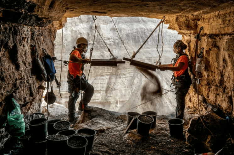 Dode Zee-rollen hoax - Scroll fragments discovered in Israeli Cave of Horror