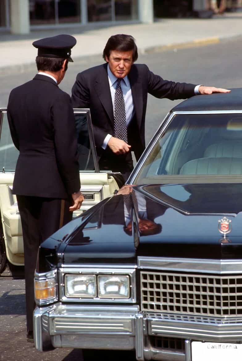 Trump getting into a cadillac in the 70s - Eindtijdnieuws.com Trump getting into a cadillac in the 70's
